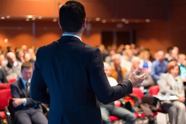 Étudiants : comment donner une conférence sur vos recherches Étudiants : comment donner une conférence sur vos recherches