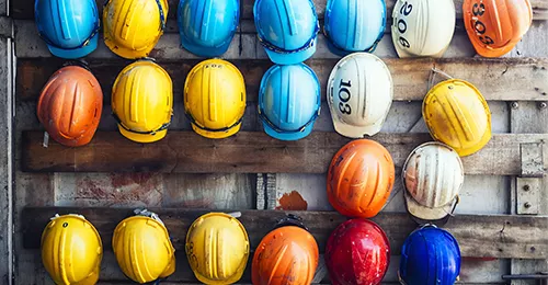 Ingénieurs : quel est le code de couleur des casques sur un chantier?